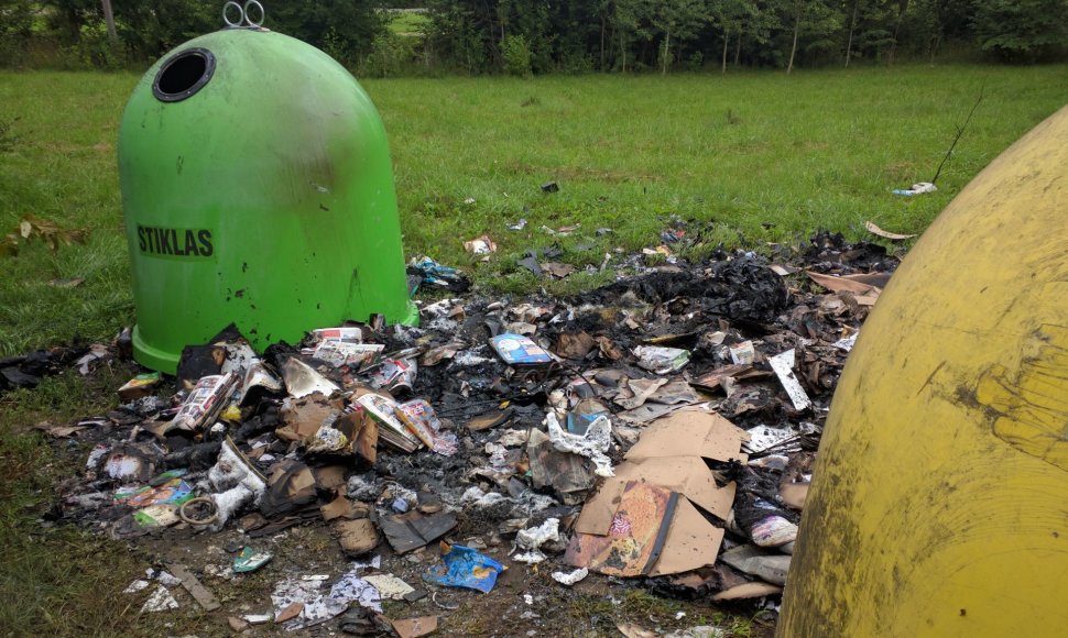 Sudegęs atliekų konteineris Didžiojoje Riešėje