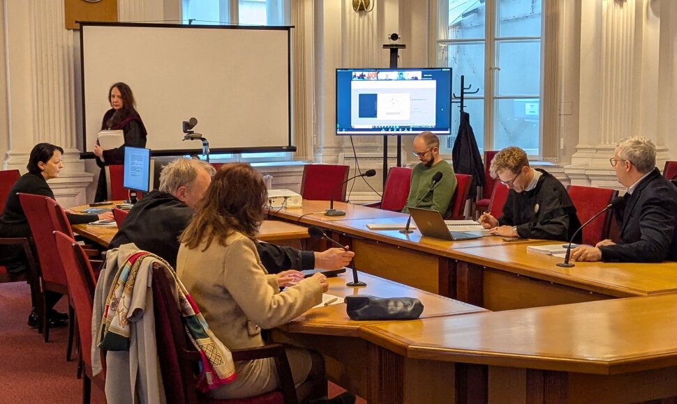 Pasiruo&scaron;imas korupcinės bylos nagrinėjimui: teismo salėje i&scaron; 4 kaltinamųjų buvo tik S.Siriukaitis ir M.Sta&scaron;kevičius.