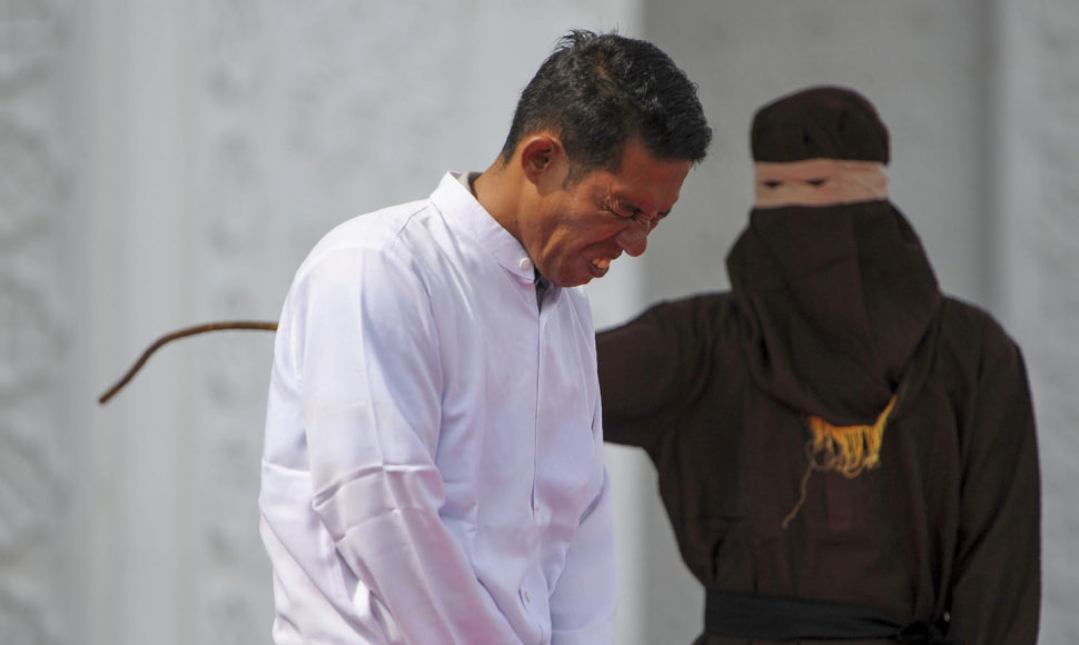 Indonezijoje už draudžiamą prekybą alkoholiu viešai nuplaktas vienas krikščionis