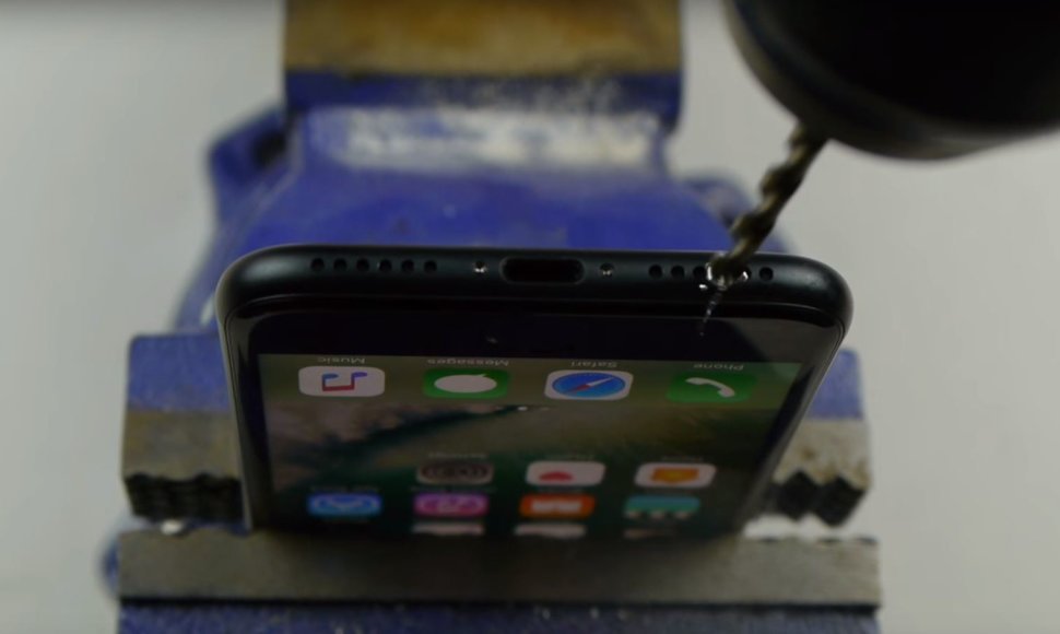 Jokio ausinių lizdo po „iPhone 7“ korpusu nėra.