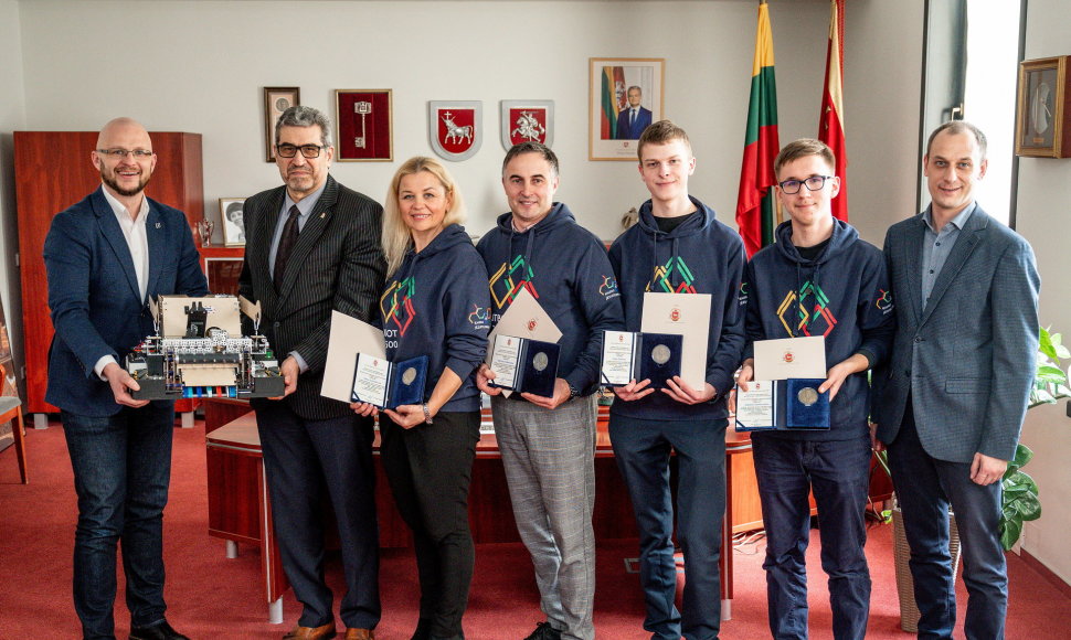 Kauno jėzuitų gimnazijos robotikos komanda sulaukė savo gimtojo miesto įvertinimo