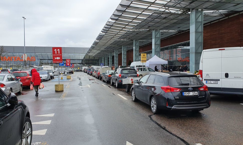 Prie Vilniuje esančio „Ermitažo“ nusidriekia ilgos prekes norinčių atsiimti pirkėjų eilės