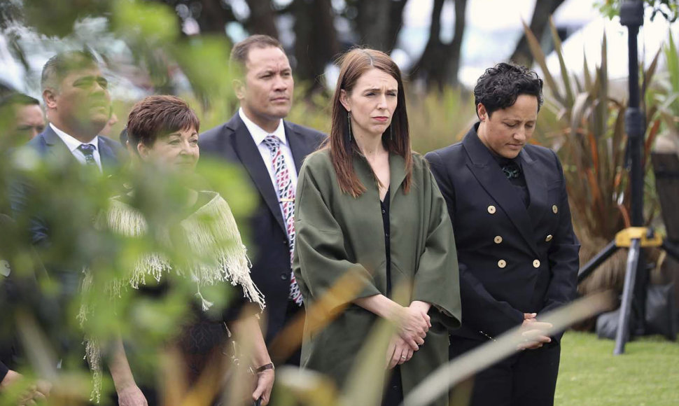 Jacinda Ardern (antra iš dešinės) pagerbė ugnikalnio išsiveržimo aukas