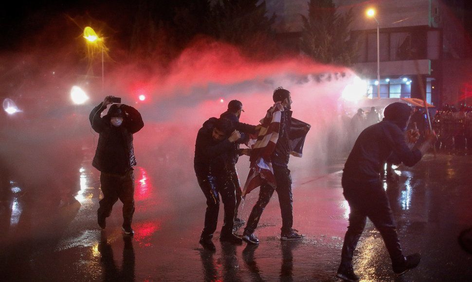 Sakartvele policija per antivyriausybinius protestus panaudojo vandens patrankas