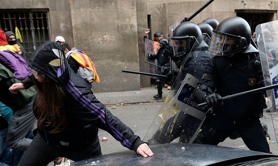 Katalonijoje susitikus Ispanijos vyriausybei protestuotojai susirėmė su policija	