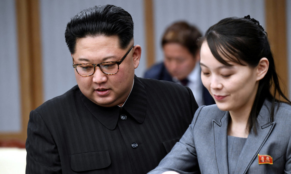 Šiaurės Korėjos lyderis Kim Jong Unas ir jo sesuo Kim Yo Jong