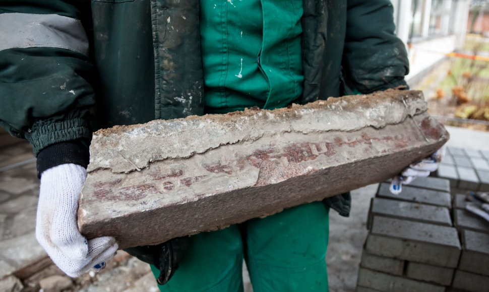 Iš ligoninės laiptų išmontuoti žydų paminkliniai akmenys grįžta į jiems skirtą vietą