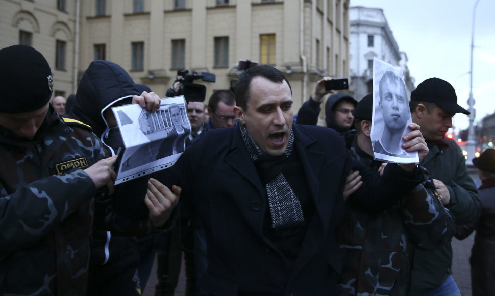 Minske sulaikomi protestuotojai.