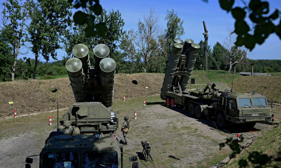 Rusijos priešlėktuvinės gynybos raketų sistemos S-400 per pratybas Kaliningrado srityje