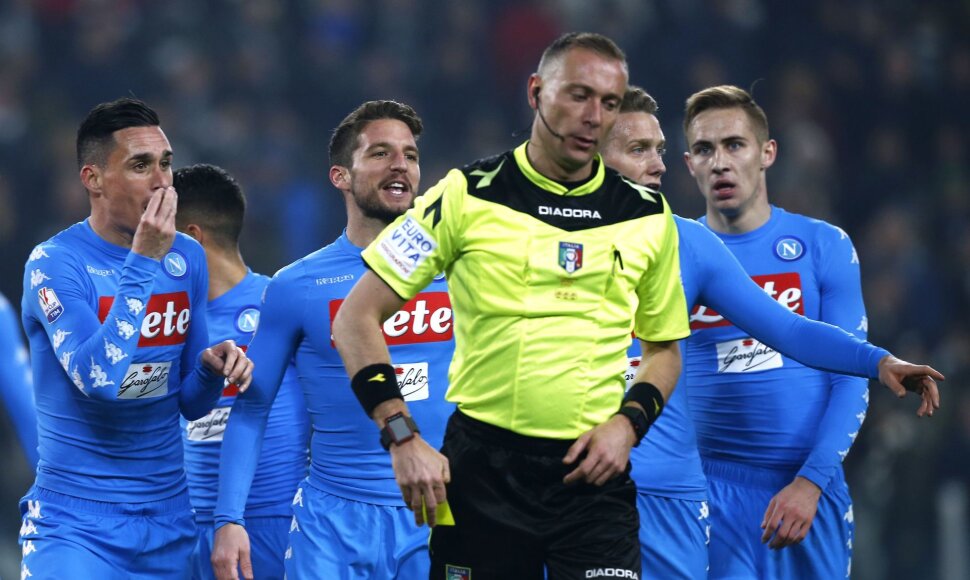 Teisėjas Paolo Valeri ir „Napoli“ futbolininkai