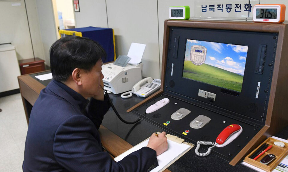 Pietų Korėjos pareigūnas bendrauja su Šiaurės Korėjos pareigūnais
