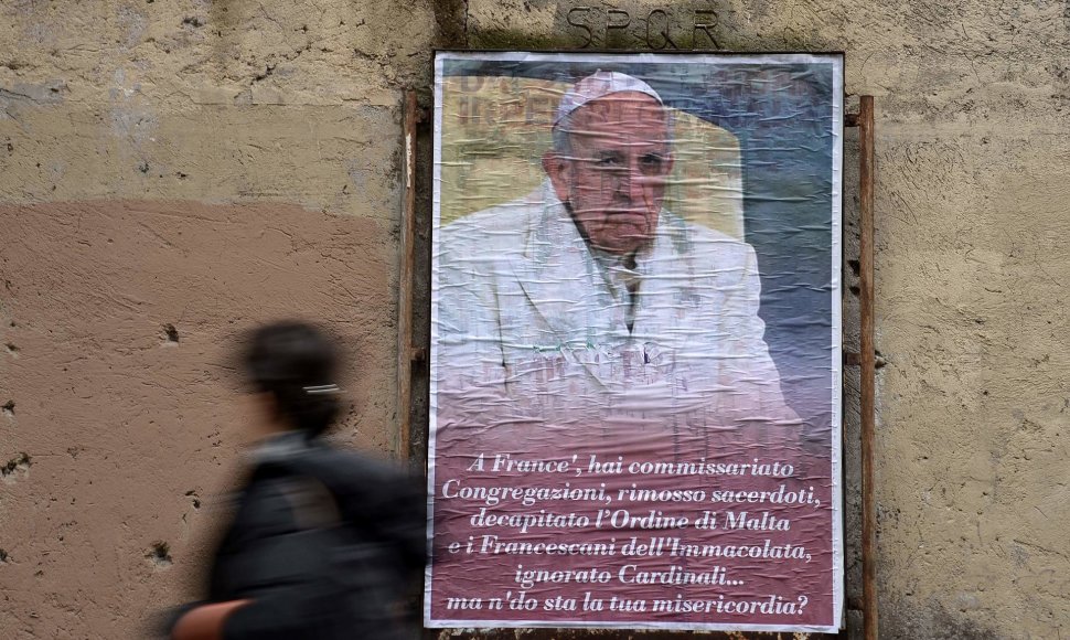 Popiežių kritikuojantis plakatas Romoje.