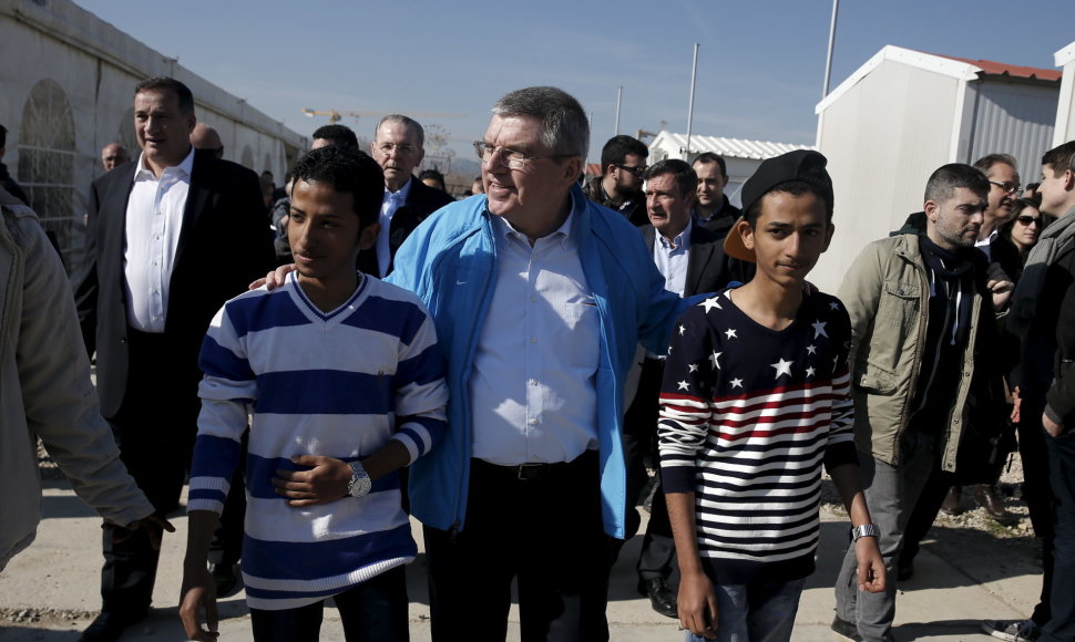 Pabėgėlių stovykloje Atėnuose apsilankęs IOC prezidentas Thomasas Bachas