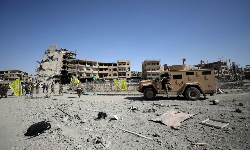 JAV remiamos pajėgos Sirijoje skelbia visiškai užėmusios buvusią „Islamo valstybės“ sostinę Raką
