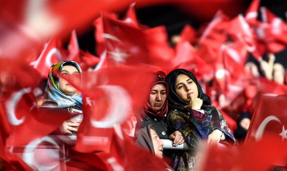Tūkstančiai turkių pasisakė už R.T.Erdogano inicijuojamas reformas