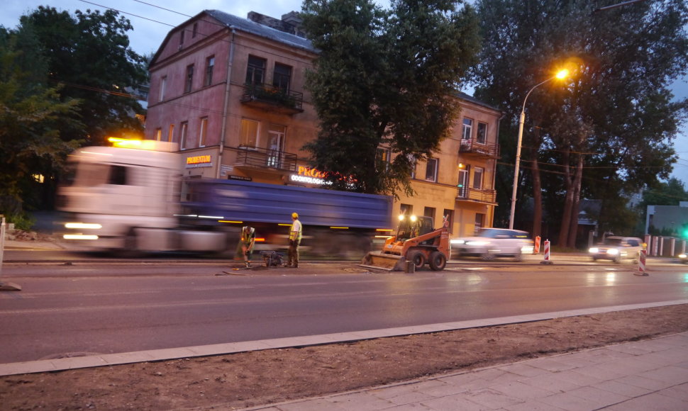 Kelio remonto darbai vėlai vakare Vilniuje