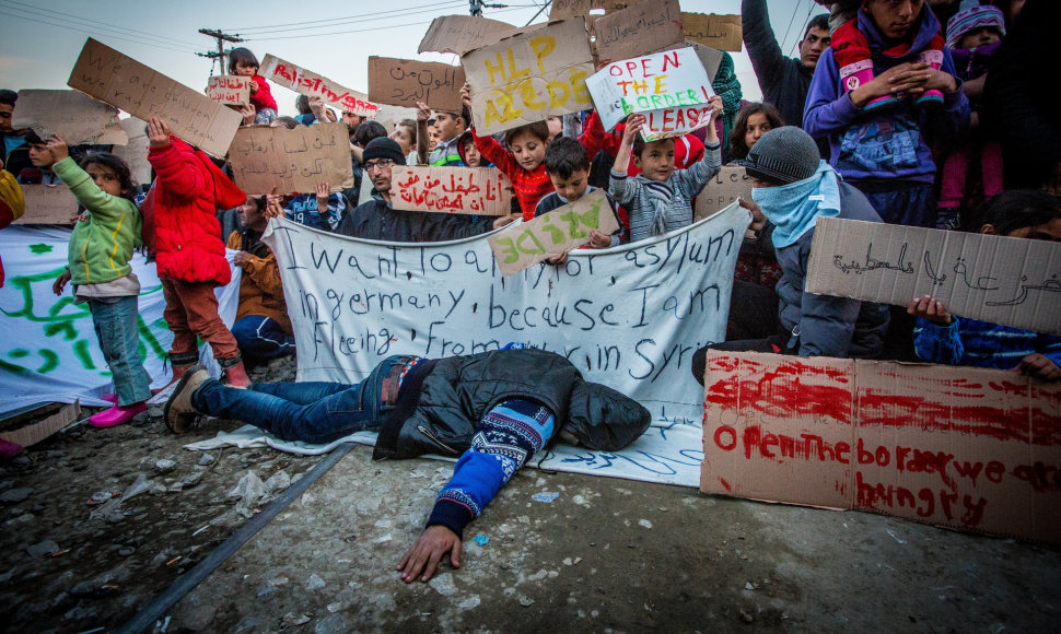 Idomeni stovykloje prieglobsčio prašytojai surengė protesto akciją