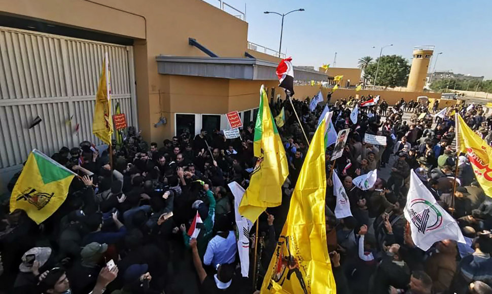 Protestuotojai šturmuoja JAV ambasadą Bagdade