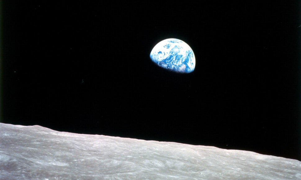 1968 m. gruodžio 24 d.: Mėnulio horizonte teka Žemė(Misijos „Apollo 8 “ daryta nuotrauka)