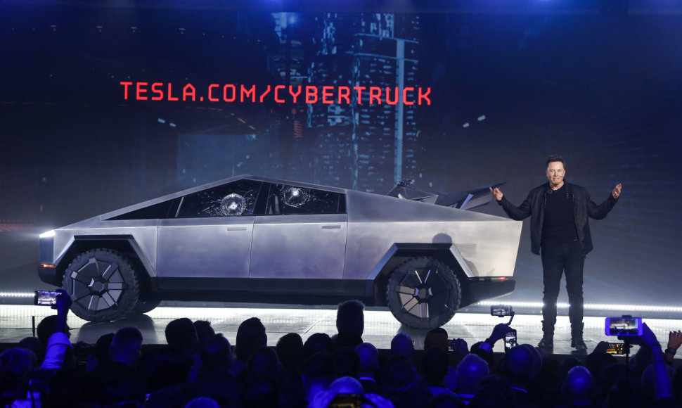 Nesėkminga „Tesla“ pikapo pristatymo ceremonija sutrikdė E.Muską