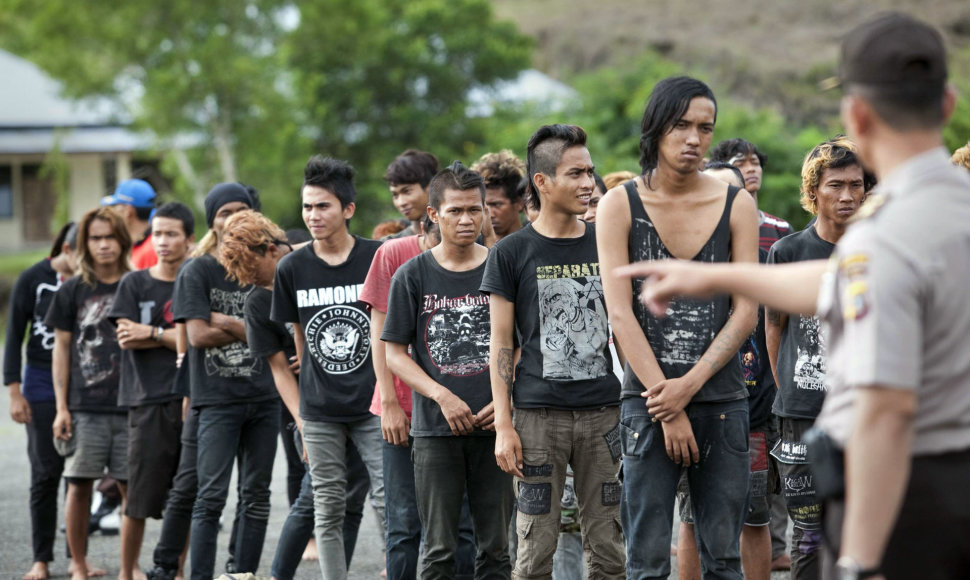 Indonezijoje taip pat galioja griežtos taisyklės dėl šukuosenos. Jų nesilaikantys jaunuoliai buvo nuskusti plikai