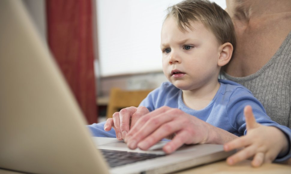 Vaikas prie kompiuterio