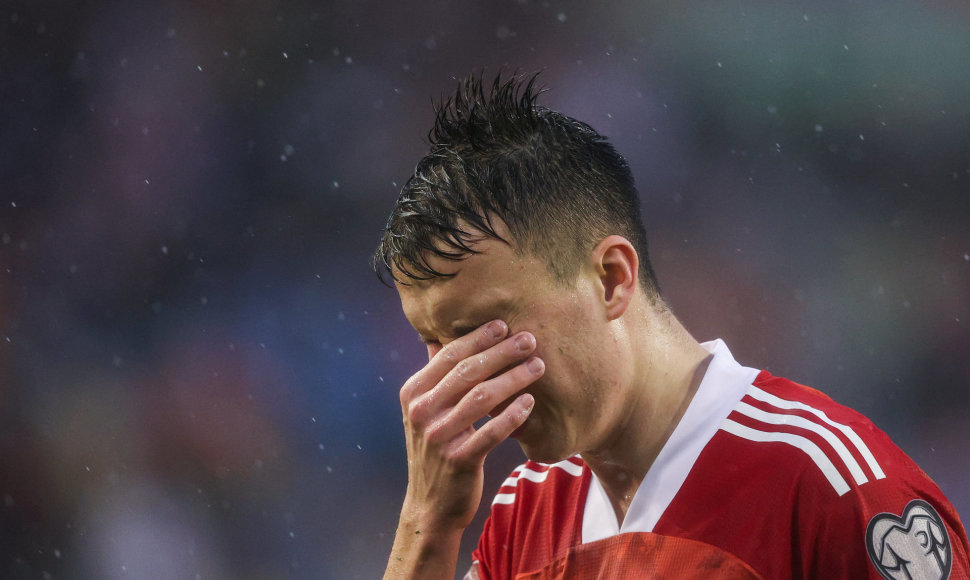 Aleksandras Golovinas ir kiti Rusijos futbolininkai nusivylę po rungtynių Kroatijoje.