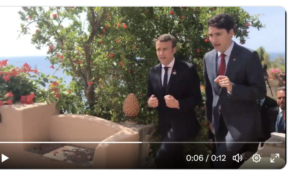 Emmanuelis Macronas ir Justinas Trudeau bendrauja per G7 susitikimą Sicilijoje 2017-aisiais