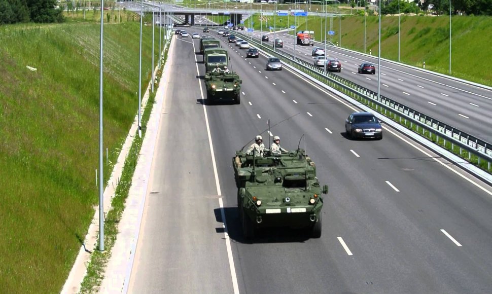 VIDEO kadras: NATO šarvuočiai STRYKER Vilniaus gatvėse