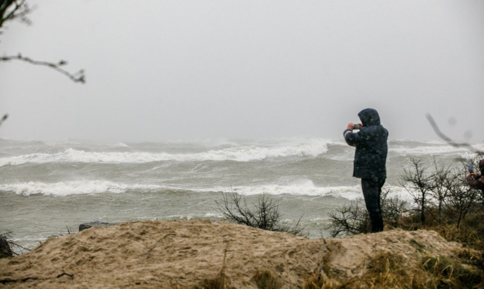 Klaipėdiečiai plūstelėjo prie jūros stebėti audros