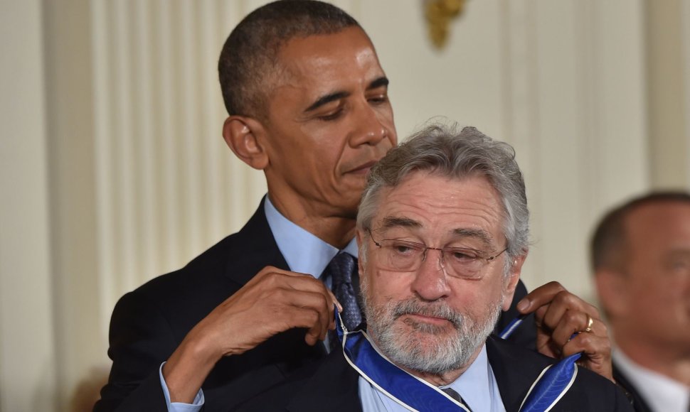 B.Obama įteikė Prezidento laisvės medalį aktoriui R.De Niro ir dar 20 įžymybių