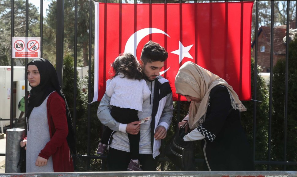 Turkai eina balsuoti į Turkijos konsulatą Berlyne.