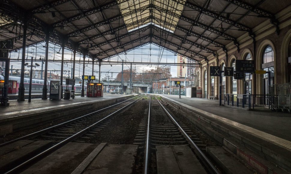 Prancūzijoje masiškai streikuoja mokytojai ir transporto sektoriaus darbuotojai