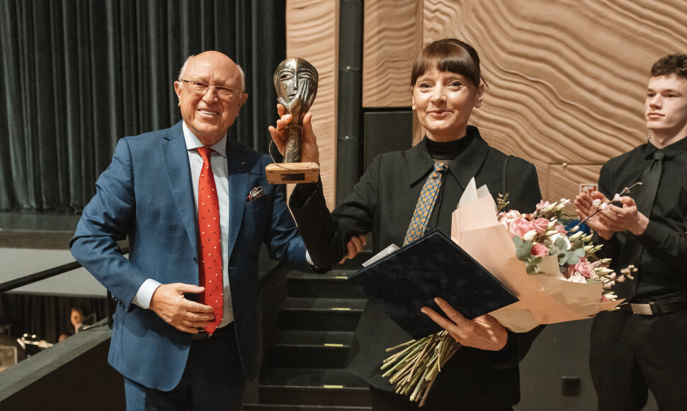 Nominaciją „Mūza“ solistei Ritai Petrauskaitei įteikė Aloyzas Kuzmarskis