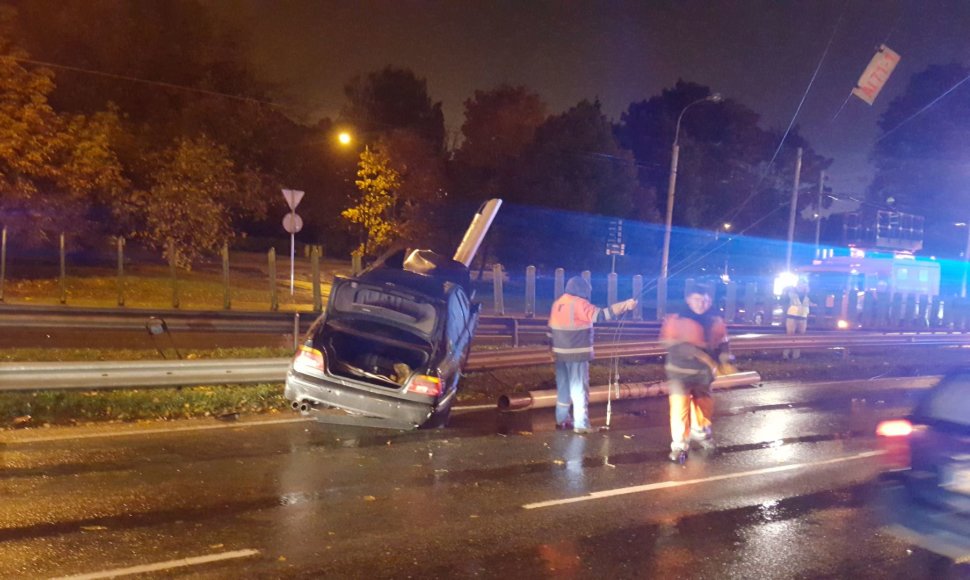 BMW nuvertė stulpą.