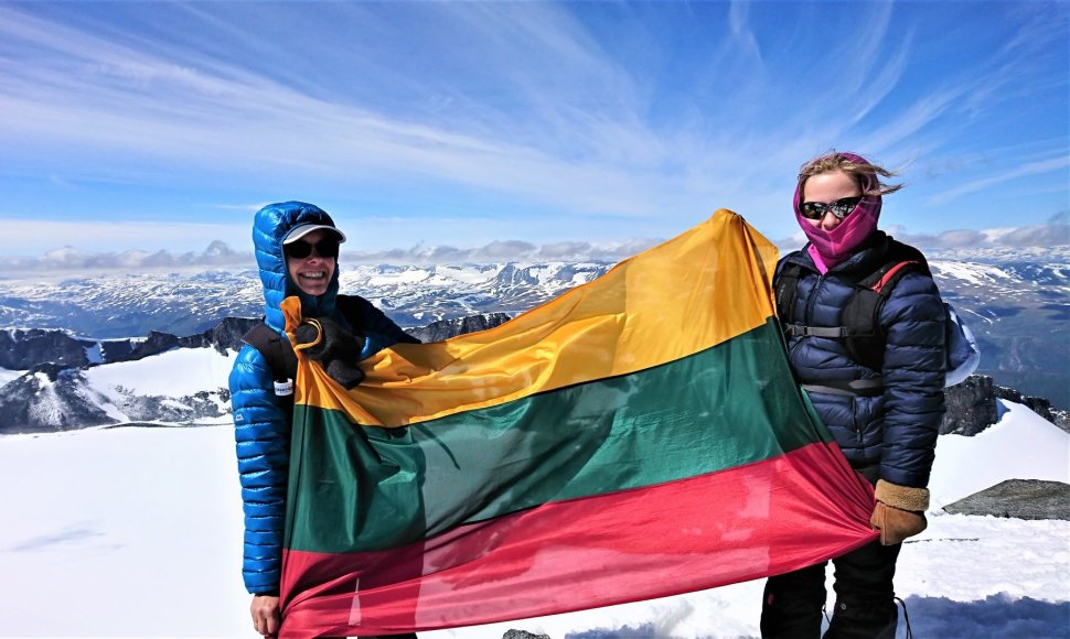 Rašytoja Rūta Mataitytė su dukra Gunde ir Lietuvos vėliava ant aukščiausios Norvegijos viršūnės Galdhøpiggen