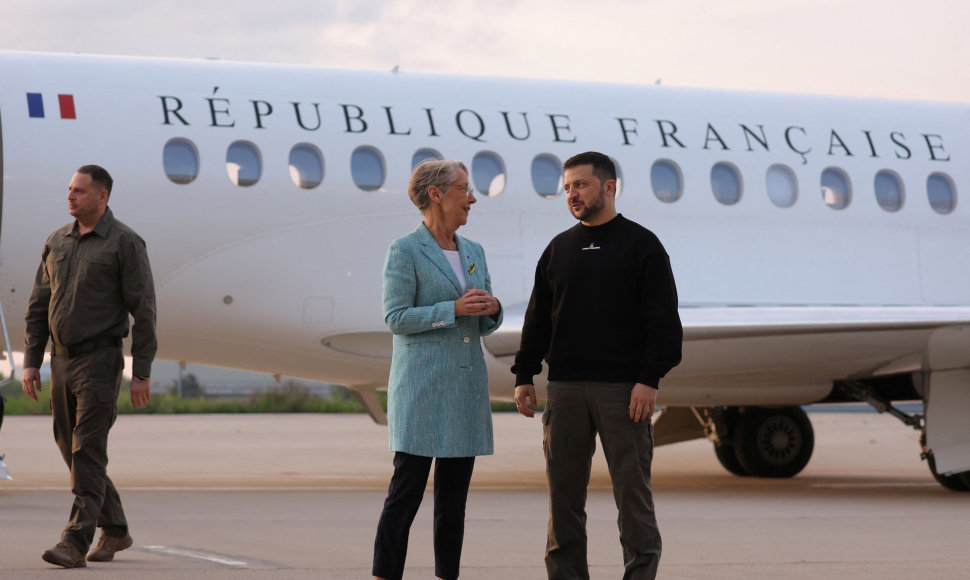 Elisabeth Borne pasveikino V.Zelenskį atvykus į Paryžių