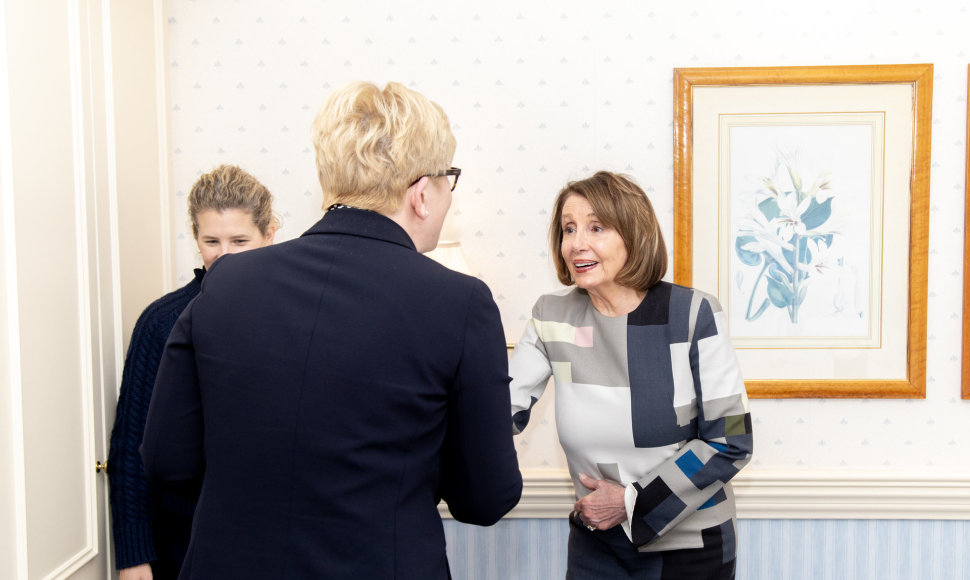 Premjerė Ingrida Šimonytė Miuncheno saugumo konferencijoje susitiko su JAV Atstovų rūmų nare Nancy Pelosi 