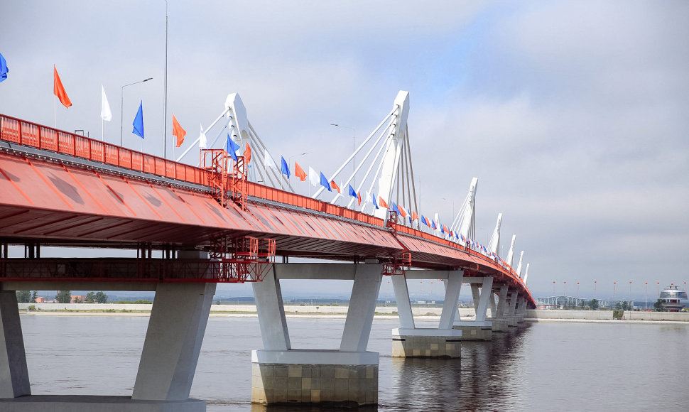 Rusija ir Kinija atidarė pirmąjį abi šalis jungiantį automobilių tiltą