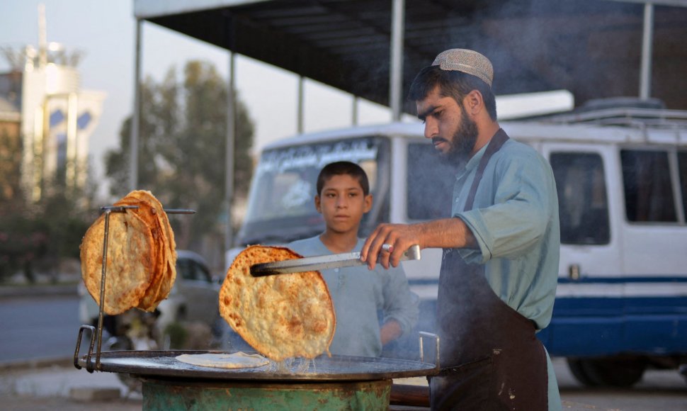Afganistanietis kepa duoną gatvėje.