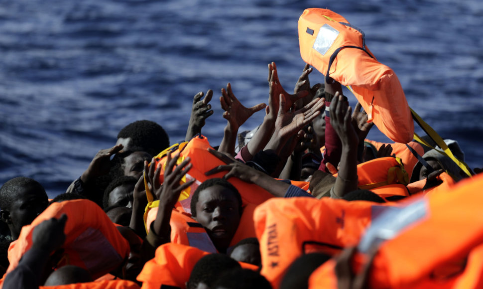 Migrantai Viduržemio jūroje.