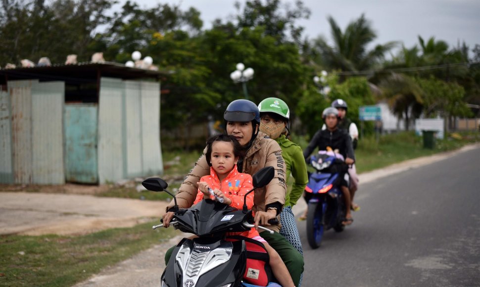 Vietnamo rezidentai evakuojasi