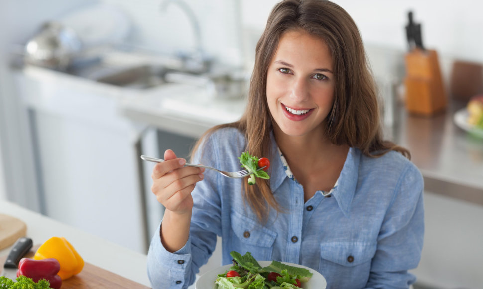 Moteris valgo salotas