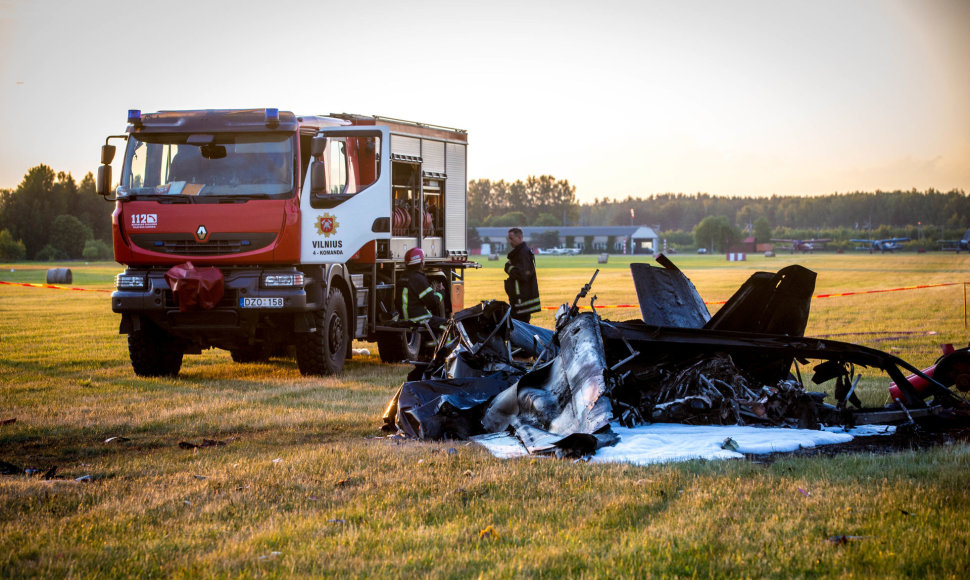 Kyviškėse nukrito akrobatinis lėktuvas ir žuvo pilotas