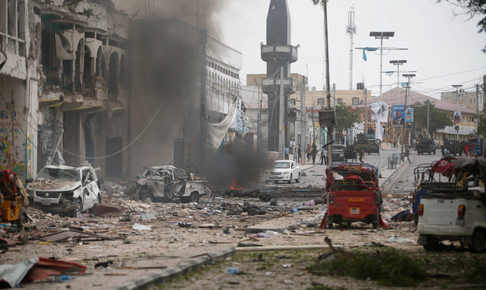Mogadiše nugriaudėjo du sprogimai prie populiaraus viešbučio.