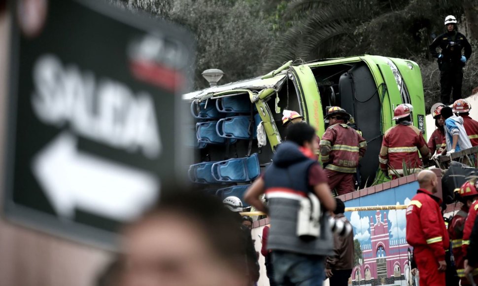 Autobusas apvirto siauroje Limos gatvėje