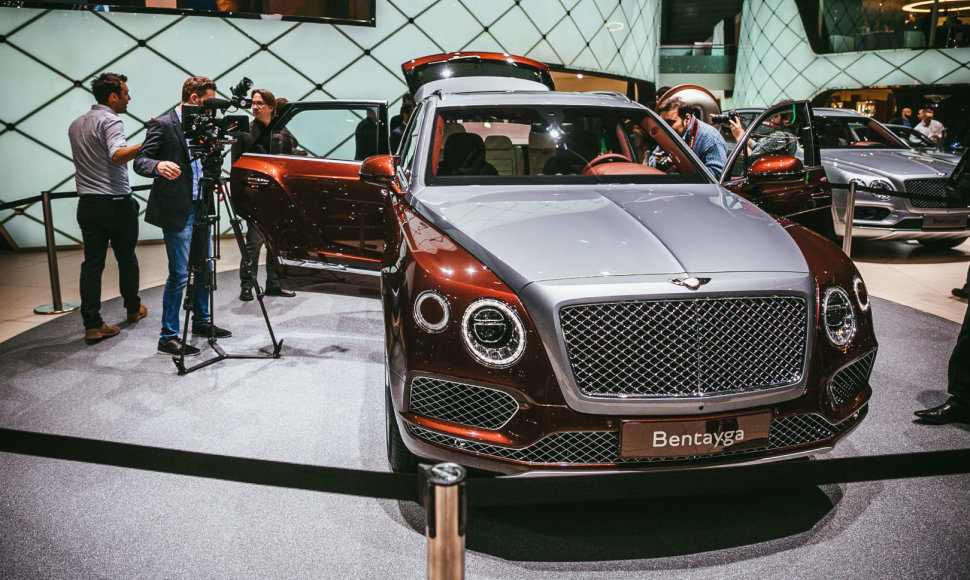 „Bentley“ pagamino hibridinį „Bentayga“, kuriam įkrovos stotelę sukūrė dizaineris