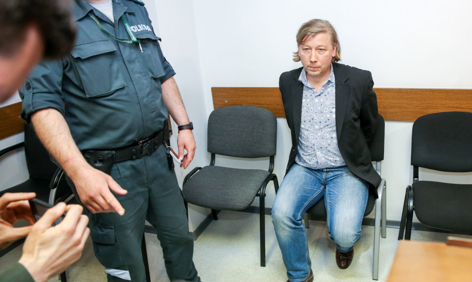 Į teismą atvesdintas tragiškos avarijos kaltininkas Raimundas Savukynas