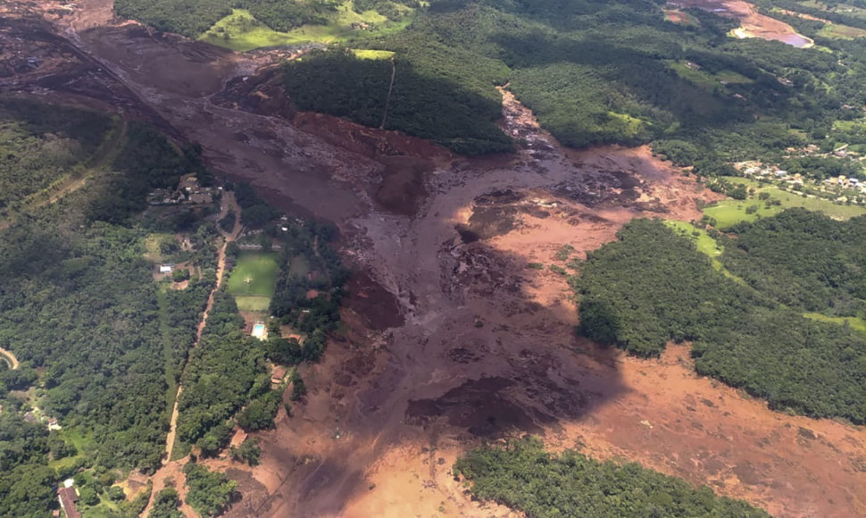 Sugriuvusi užtvanka Brazilijoje iš viršaus