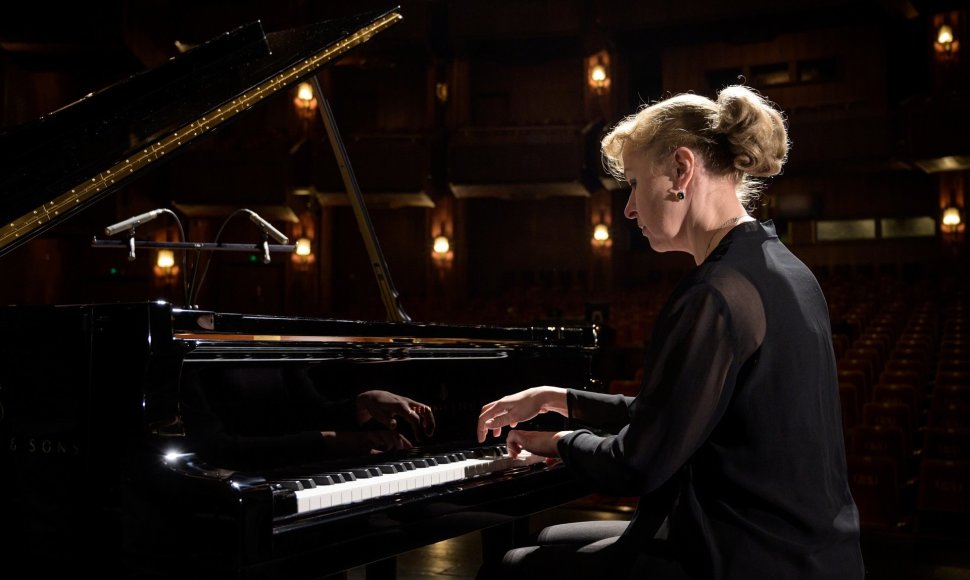 Aleksandra Žvirblytė groja LNOBT „Steinway & Sons“ fortepijonu